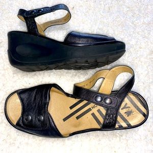 FLY LONDON BROWN LEATHER SANDALS. Size 9